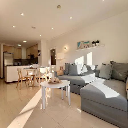 Bright And Cozy With Pool And Jacuzzi And Near
